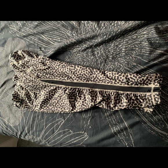 Lululemon capris - Picture 2 of 4